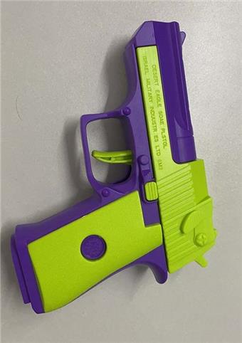 Desert Eagle chambered carrot gun   ITEM NO.： W041581